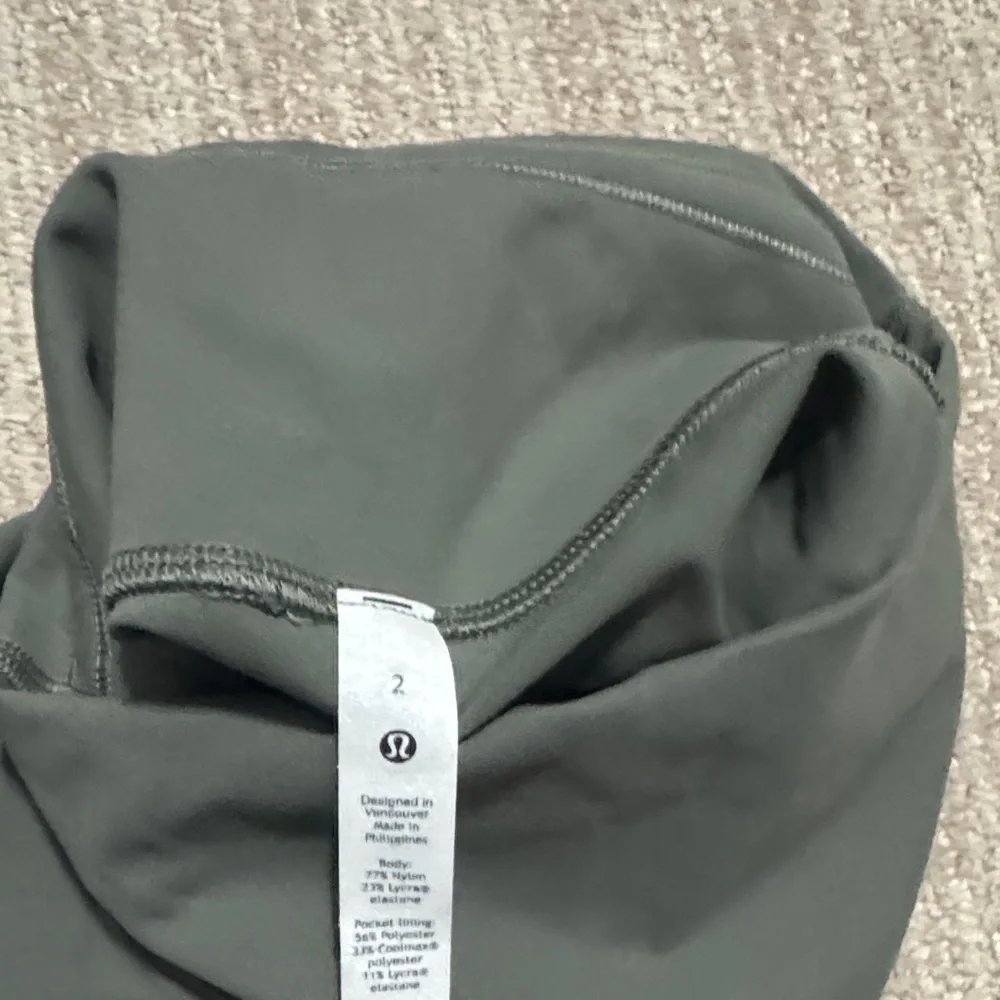 Lululemon Woman's Size 2 Army Green Blissful Bend Super High Rise Shorts - Picture 7 of 7